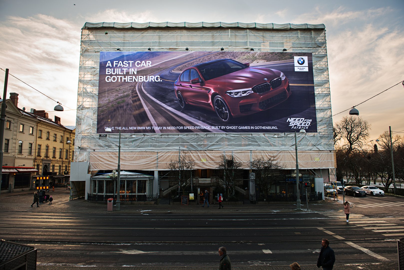 Jak wygląda reklama dóbr luksusowych w outdoorze?