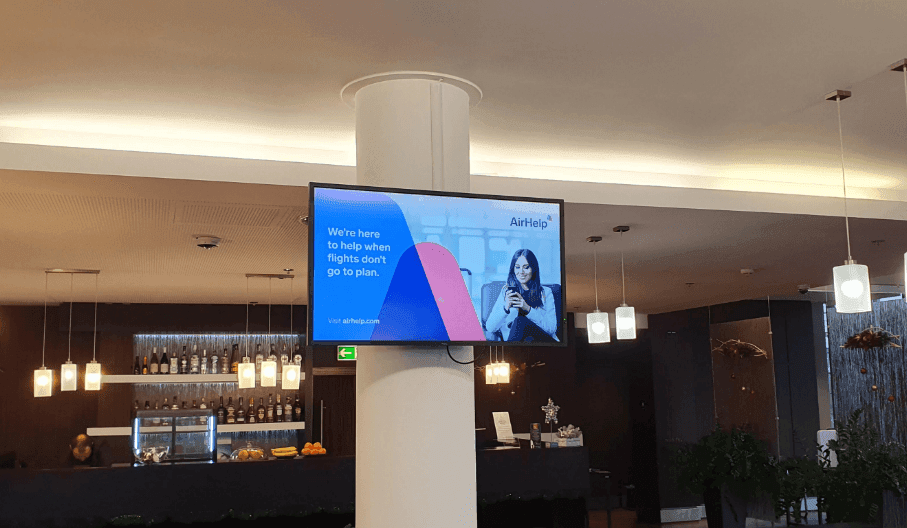 DOOH - reklama na ekranie lotniskowym