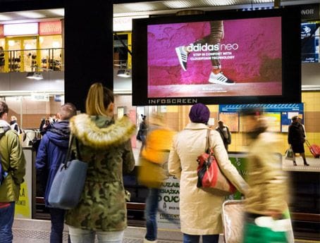 Telebim reklamowy w metrze