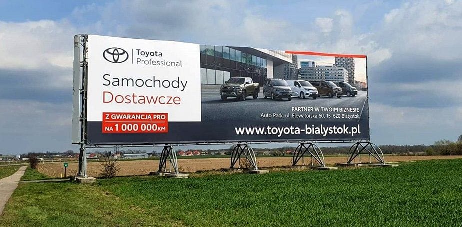 Podświetlony billboard przy drodze