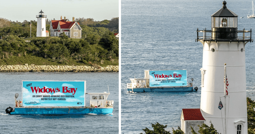 Pływający billboard Apple TV promujący fikcyjne miasteczko Widow’s Bay jako „zdecydowanie nieprzeklęty” kierunek turystyczny.