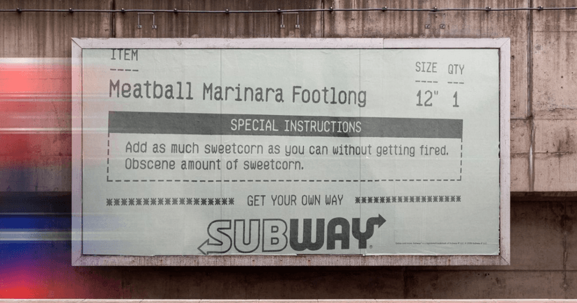 Reklama Subway w londyńskim metrze z instrukcją zamówienia Meatball Marinara Footlong z dużą ilością kukurydzy.