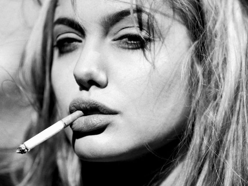 angelina_jolie_smoking