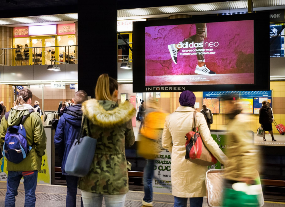 Lokalizacja klasy premium dla reklamy zewnętrznej – kampania w metrze warszawskim