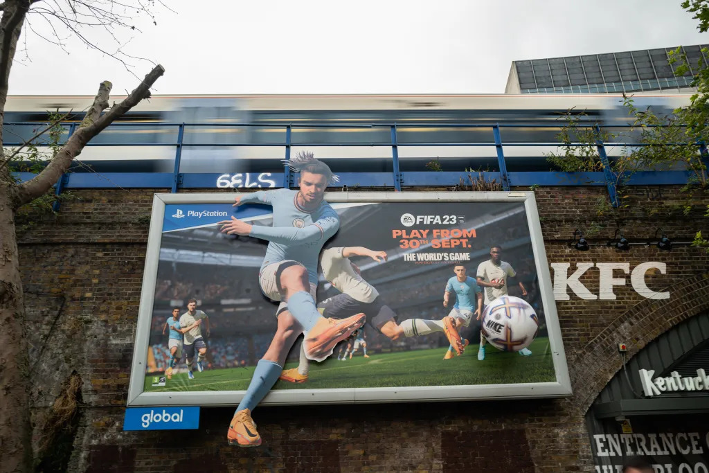 Kampanie billboardowe z piłką nożną w tle