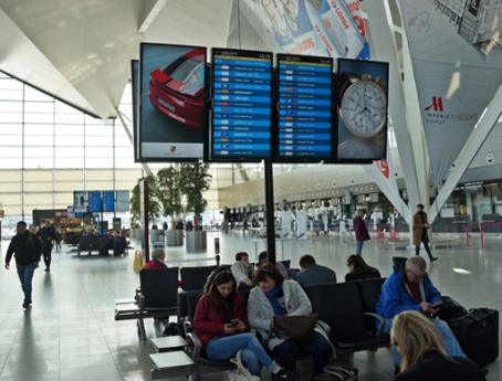 Reklama LED w terminalu lotniska