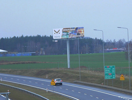 Billboard reklamowy przy drodze ekspresowej